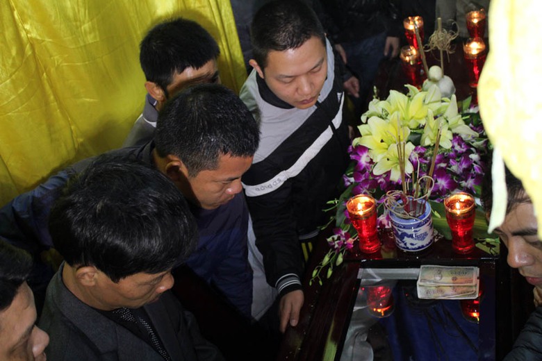 Mọi người nh&igrave;n mặt anh Đạt lần cuối