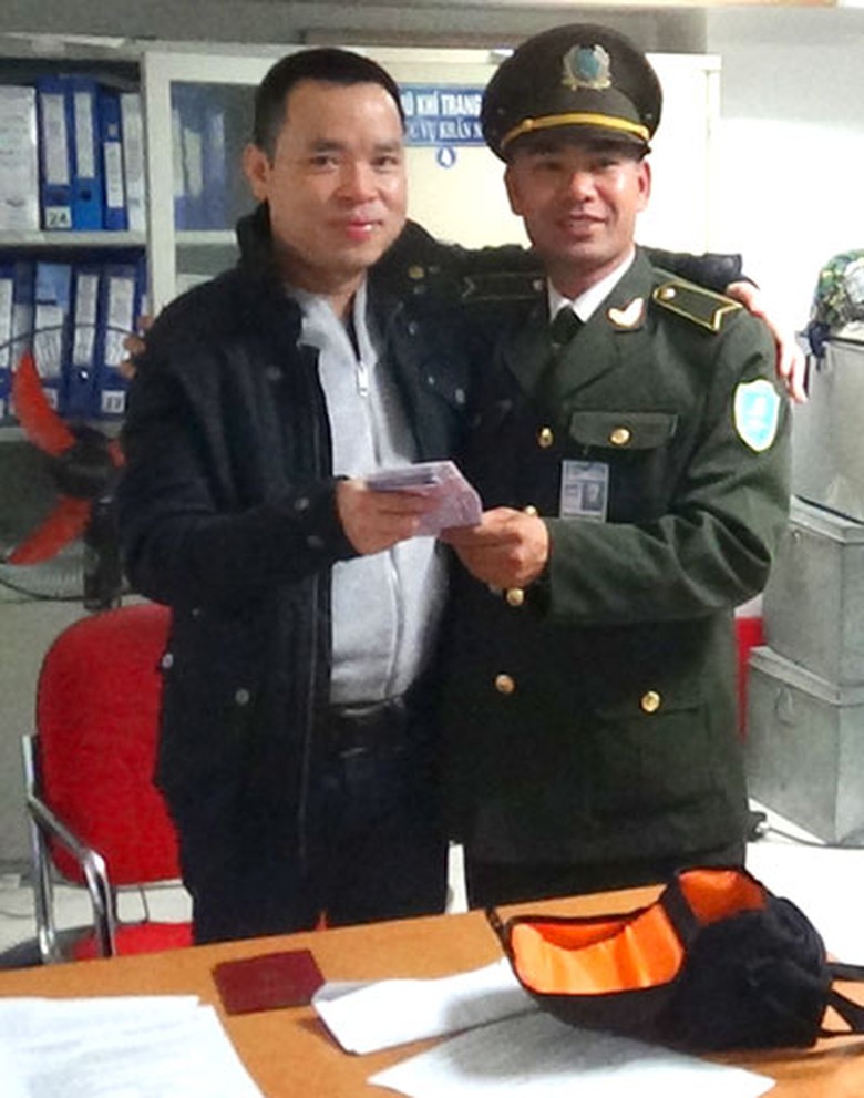 Anh Tống Minh Lương nhận lại số h&agrave;nh l&yacute; từ lực lượng an ninh s&acirc;n bay