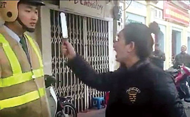 B&agrave; Kim Thanh Mai vừa chửi bới, vừa r&uacute;t dao dọa CSGT (ảnh cắt từ clip)