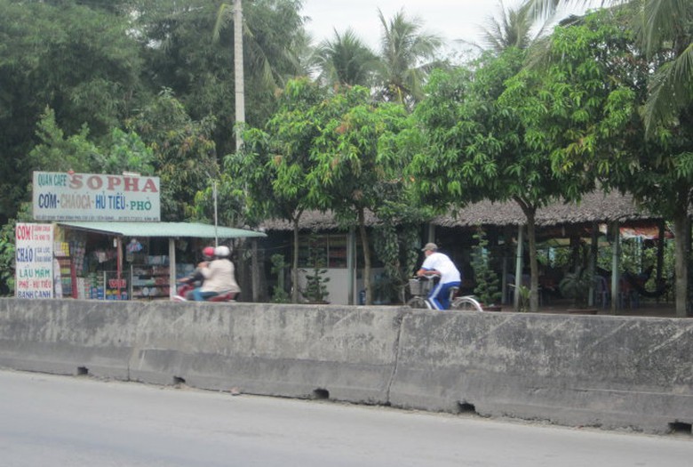 Qu&aacute;n c&agrave; ph&ecirc; nơi xảy ra vụ cướp giật t&aacute;o tợn - Ảnh: Ho&agrave;i Thương
