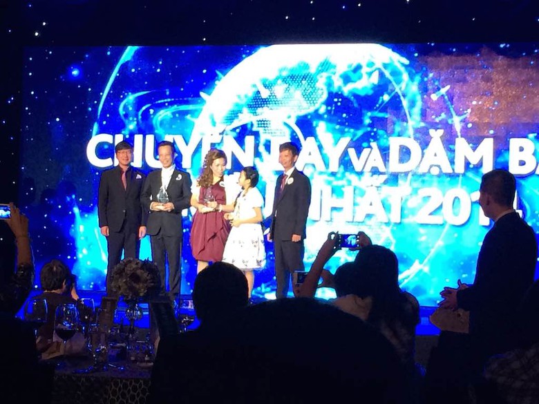 L&atilde;nh đạo Vietnam Airlines trao kỷ niệm chương cho gia đ&igrave;nh chị Lục Thu&yacute; Phượng l&agrave; gia đ&igrave;nh c&oacute; 3 th&agrave;nh vi&ecirc;n g&oacute;p mặt trong danh s&aacute;ch kh&aacute;ch h&agrave;ng c&oacute; số dặm bay nhiều nhất