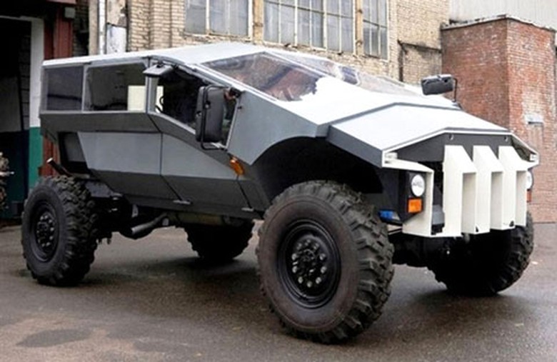 Xe c&oacute; lưới tản nhiệt độc đ&aacute;o ở ph&iacute;a trước, phần k&iacute;nh chắn gi&oacute; xu&ocirc;i về ph&iacute;a sau, khiến h&igrave;nh d&aacute;ng tổng thể của xe rất &ldquo;qu&aacute;i dị&rdquo;.