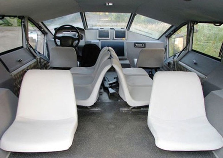 Xe c&oacute; thể chở theo 9 người c&ugrave;ng một t&agrave;i xế, hướng ghế ngồi bố tr&iacute; đối diện với c&aacute;c c&aacute;nh cửa để binh l&iacute;nh c&oacute; thể quan s&aacute;t xung quanh v&agrave; xuất k&iacute;ch ngay lập tức.