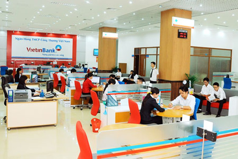 Kh&aacute;ch h&agrave;ng giao dịch tại VietinBank