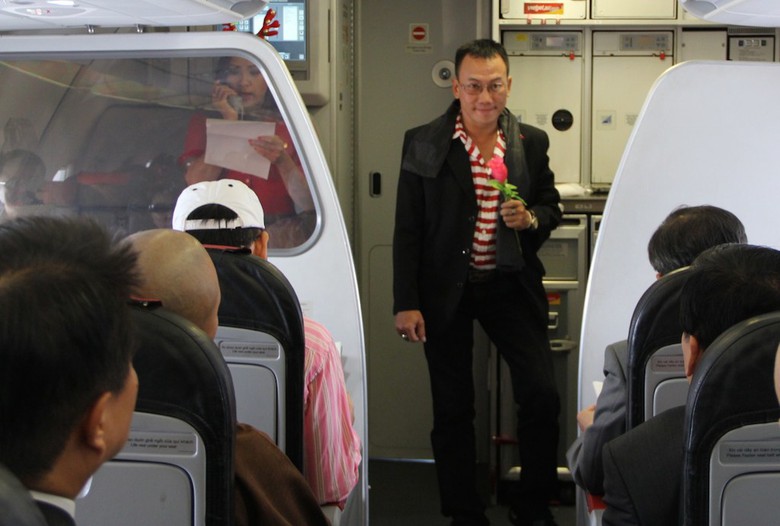 Ảo thuật gia tr&igrave;nh diễn tr&ecirc;n chuyến bay khai trương tuyến TP.HCM - Đ&agrave;i Bắc của Vietjet