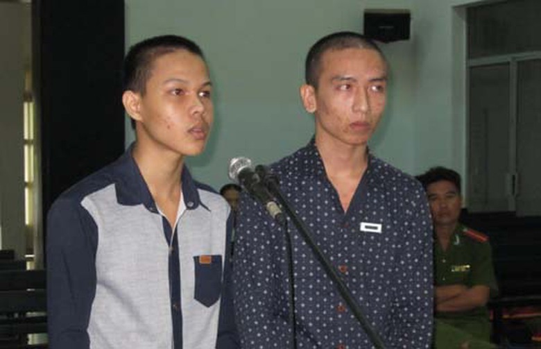 Bị c&aacute;o Tuấn v&agrave; Tiến trước v&agrave;nh m&oacute;ng ngựa