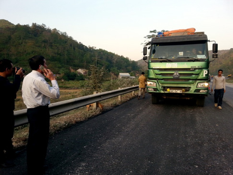 Ngay tại hiện trường, &ocirc;ng Nguyễn Văn Huyện đ&atilde; gọi điện cho Cục trưởng Cục Đường bộ 1 ph&ecirc; b&igrave;nh nghi&ecirc;m khắc v&igrave; để cho xe qu&aacute; tải tham gia dự &aacute;n.