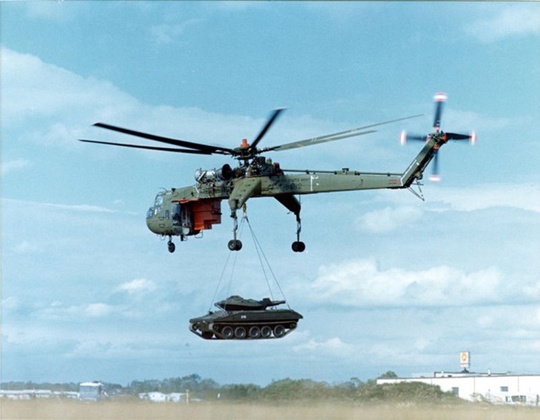 CH-54 l&agrave; loại trực thăng vận tải qu&acirc;n sự qu&aacute;i dị do tập đo&agrave;n Sikorsky ph&aacute;t triển cho qu&acirc;n đội Mỹ. Trực thăng nay được v&iacute; von l&agrave; một cần cẩu di động. N&oacute; c&oacute; thể nhấc bổng cả một chiếc xe tăng hạng nhẹ hay cẩu c&ugrave;ng l&uacute;c 2 trực thăng vận tải UH-1. Theo Militarytoday, qu&acirc;n đội Mỹ đ&atilde; cho nghỉ hưu to&agrave;n bộ 105 chiếc CH-54 v&agrave;o năm 1991. Ảnh: Wikipedia