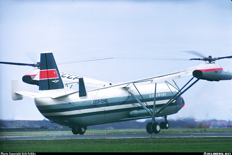 Mil V-12 l&agrave; loại trực thăng vận tải lớn nhất thế giới từng được con người chế tạo. N&oacute; chỉ c&oacute; 2 mẫu thử nghiệm do tập đo&agrave;n Mil Mi của Li&ecirc;n X&ocirc; ph&aacute;t triển song đ&atilde; lập kỷ lục Guinness m&agrave; đến nay chưa một trực thăng n&agrave;o vượt qua. Theo dữ liệu của Li&ecirc;n đo&agrave;n thể thao h&agrave;ng kh&ocirc;ng thế giới FAI, ng&agrave;y 22/2/1969, V12 đ&atilde; lập kỷ lục mang theo tải trọng h&agrave;ng h&oacute;a nặng 31 tấn l&ecirc;n độ cao 2.000 m. Ảnh: Airliners.net