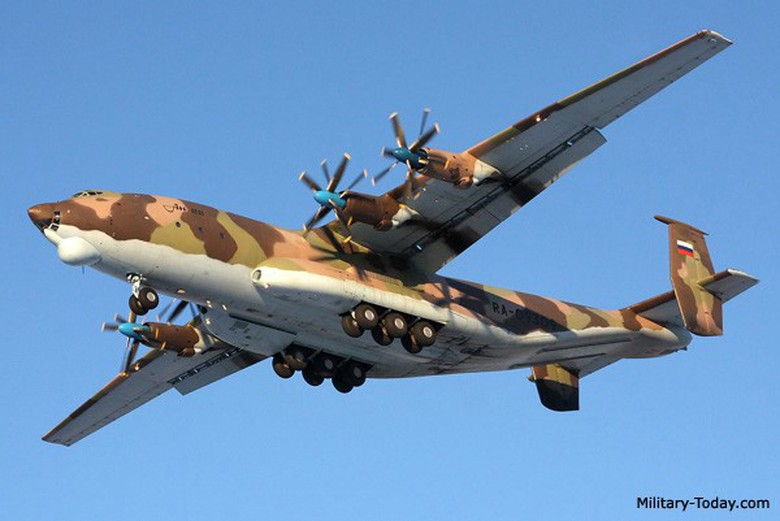 An-22 l&agrave; m&aacute;y bay vận tải qu&acirc;n sự c&aacute;nh quạt lớn nhất thế giới do tập đo&agrave;n Antonov chế tạo. Si&ecirc;u vận tải cơ n&agrave;y c&oacute; thể mang theo tải trọng h&agrave;ng h&oacute;a tới 80 tấn. Theo Militarytoday, Kh&ocirc;ng qu&acirc;n Nga đang c&oacute; 6 chiếc An-22 trong bi&ecirc;n chế. Ảnh: Militarytoday