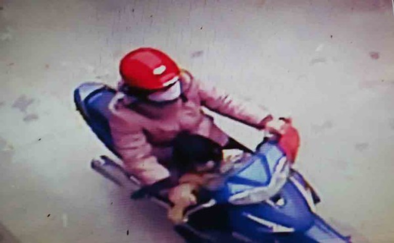 Nh&agrave; ch&aacute;u Hằng nhiều người trong th&ocirc;n đến hỏi thăm.