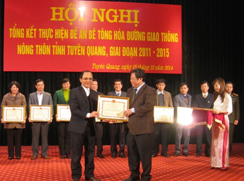 B&iacute; thư Tỉnh ủy Tuy&ecirc;n Quang Nguyễn S&aacute;ng Vang (b&ecirc;n phải) tặng Bằng khen cho &ocirc;ng Phạm Văn Quang - Gi&aacute;m đốc Sở GTVT tại hội nghị