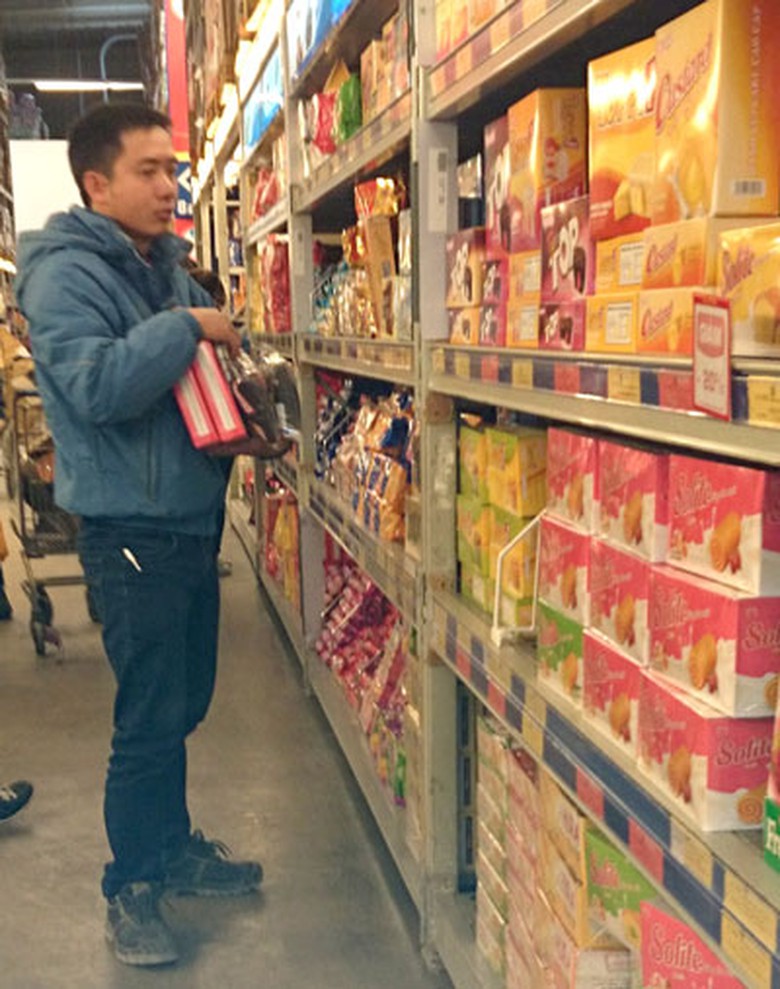 Người d&acirc;n đ&atilde; bắt đầu mua sắm h&agrave;ng Tết