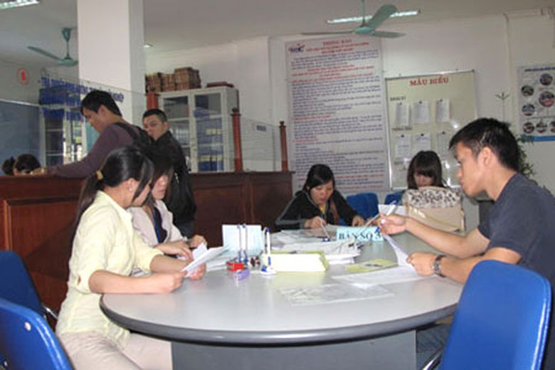 Tư vấn cho người đến l&agrave;m thủ tục trợ cấp thất nghiệp