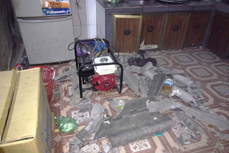 Do sức &eacute;p từ vụ nổ, m&aacute;i lợp bở r&ocirc; xi măng ở căn bếp gần đ&oacute; bị vỡ, sập ho&agrave;n to&agrave;n