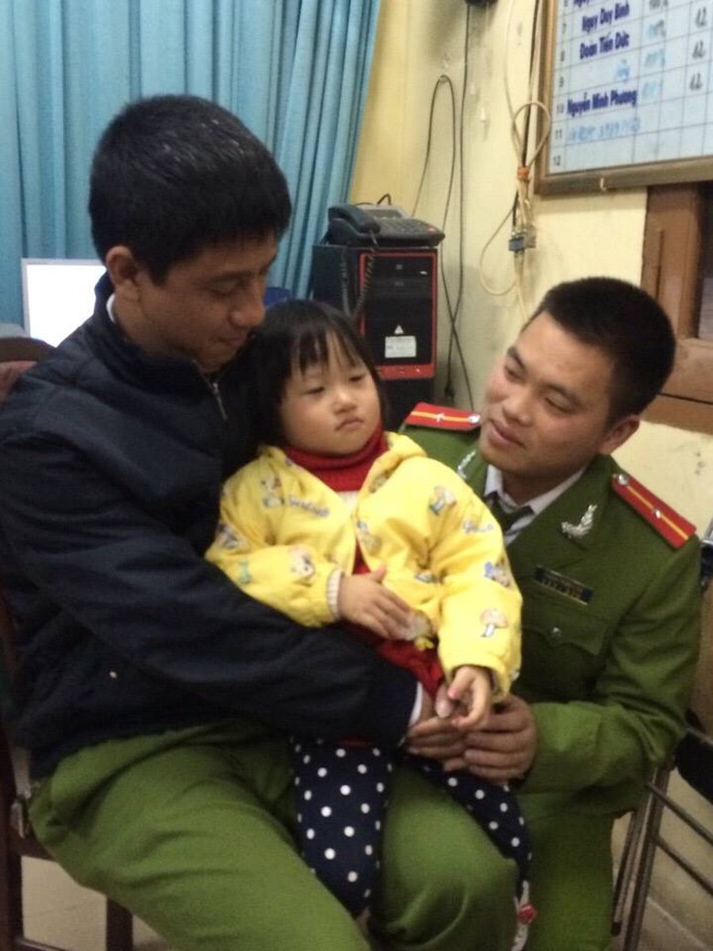 Ch&aacute;u Hằng đ&atilde; được an to&agrave;n trong v&ograve;ng tay của c&aacute;c chiến sĩ c&ocirc;ng an