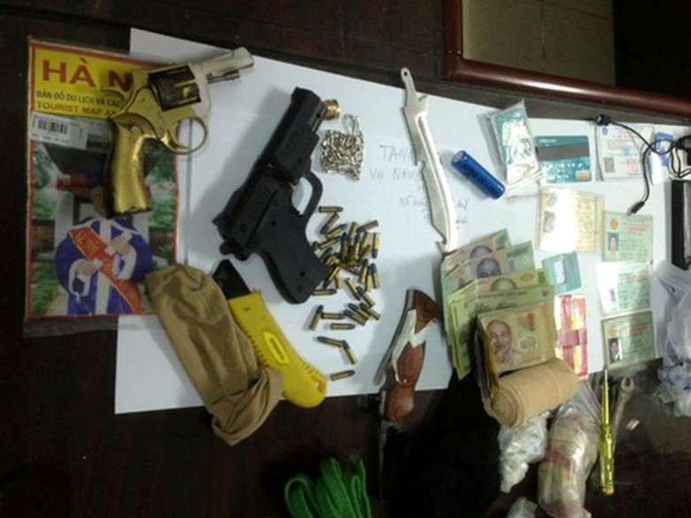 Khẩu s&uacute;ng c&ugrave;ng những vi&ecirc;n đạn t&igrave;m được tr&ecirc;n người đối tượng