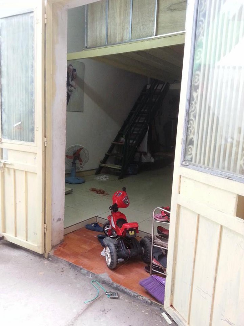 Ng&ocirc;i nh&agrave; của vợ chồng Tuấn d&iacute;nh vết m&aacute;u của c&aacute;c nạn nh&acirc;n