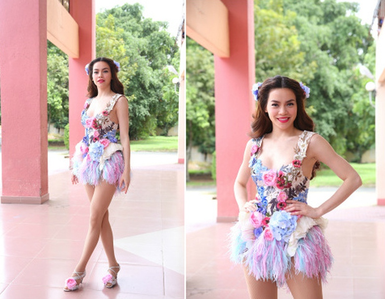 Xuất hiện trong buổi ghi h&igrave;nh chương tr&igrave;nh Ch&agrave;o 2015 mới đ&acirc;y, Hồ Ngọc H&agrave; v&ocirc; c&ugrave;ng nổi bật bởi bộ đầm ngắn đ&iacute;nh hoa rực rỡ.