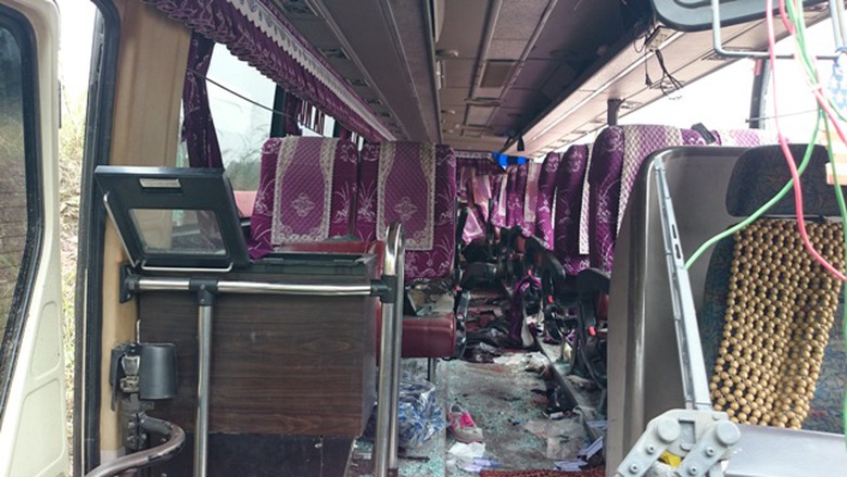 Cảnh tượng hoang t&agrave;n b&ecirc;n trong chiếc xe kh&aacute;ch