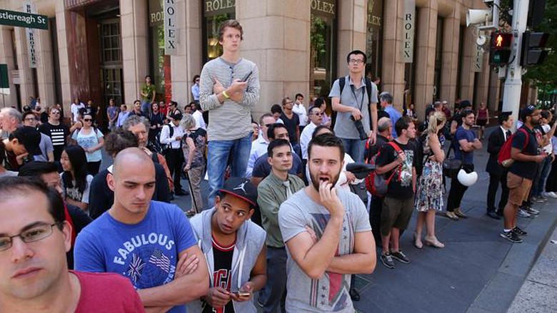 Người d&acirc;n ng&oacute;ng th&ocirc;ng tin b&ecirc;n ngo&agrave;i khu vực bắt c&oacute;c bị phong toả