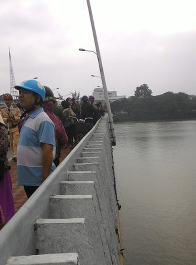 Sau 30 giờ t&igrave;m kiếm, cơ quan chức năng đ&atilde; t&igrave;m thấy thi thể người cha bỏ lại đứa con nhỏ tr&ecirc;n cầu Ph&uacute; Xu&acirc;n v&agrave; nhảy xuống s&ocirc;ng Hương tự tử