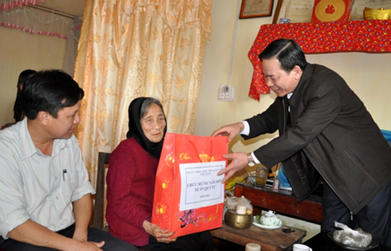 L&atilde;nh đạo tỉnh Y&ecirc;n B&aacute;i trong lần thăm, ch&uacute;c Tết v&agrave; tặng qu&agrave; gia đ&igrave;nh c&oacute; c&ocirc;ng với c&aacute;ch mạng nh&acirc;n dịp Xu&acirc;n Qu&yacute; Tỵ - ảnh b&aacute;o Y&ecirc;n B&aacute;i