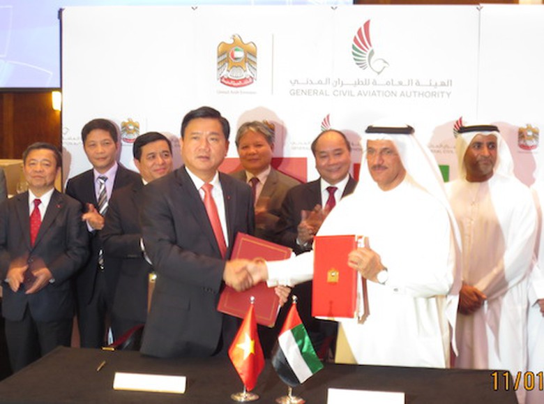 Bộ trưởng trao văn kiện k&yacute; kết Hiệp định về c&aacute;c chuyến bay giữa v&agrave; qua l&atilde;nh thổ Việt Nam - C&aacute;c tiểu vương quốc Ả rập