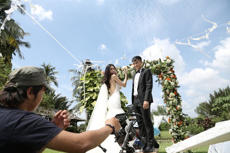 Trong niềm hạnh ph&uacute;c, Thủy Ti&ecirc;n chạy đến trao cho C&ocirc;ng Vinh một nụ h&ocirc;n ngọt ng&agrave;o.