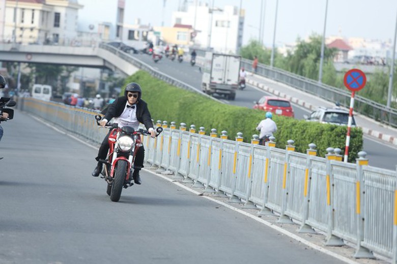 Ch&agrave;ng tuyển thủ phong trần l&aacute;i xe nhiều lần để ghi h&igrave;nh.