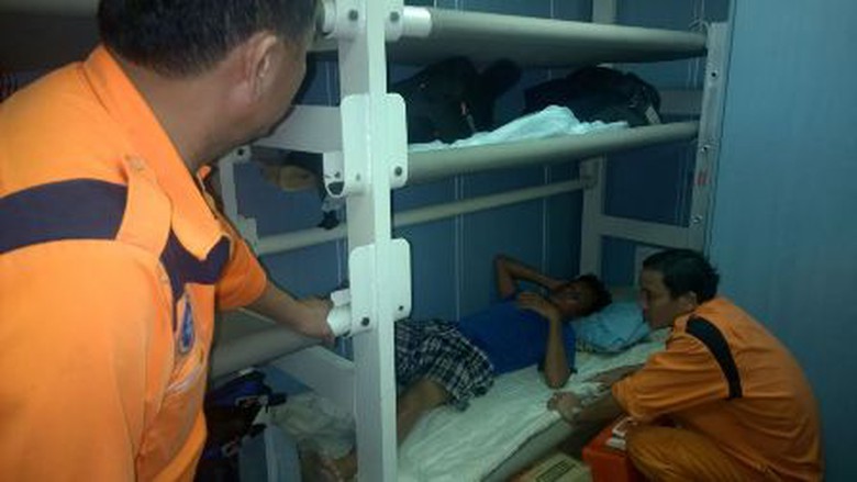 T&agrave;u SAR 413 chăm s&oacute;c v&agrave; đưa 2 nạn nh&acirc;n được t&igrave;m thấy về C&ocirc;n Đảo cấp cứu