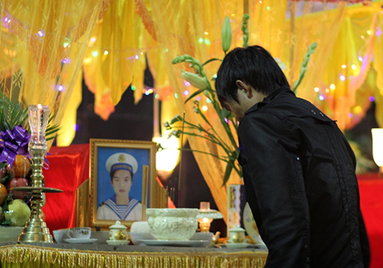 Anh Trương Văn Tuấn thắp n&eacute;n hương, c&uacute;i đầu tiễn biệt người em Trương Văn T&uacute;