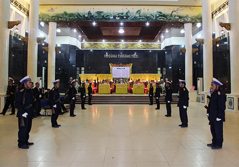 Kh&ocirc;ng kh&iacute; trang nghi&ecirc;m b&ecirc;n trong nh&agrave; tang lễ. Sau lễ truy điệu bắt đầu v&agrave;o l&uacute;c 21h tối nay, thi thể c&aacute;c chiến sĩ sẽ được đưa về qu&ecirc; an t&aacute;ng