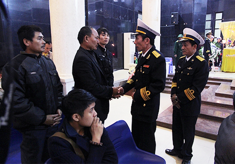 L&atilde;nh đạo Hải qu&acirc;n đến thăm hỏi, động vi&ecirc;n gia đ&igrave;nh c&aacute;c chiến sĩ hy sinh