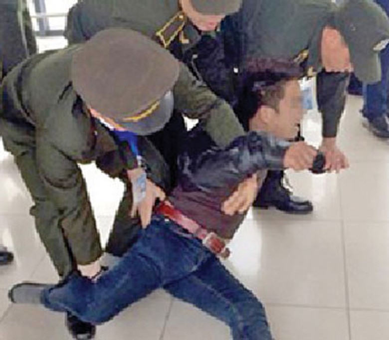 Nam thanh ni&ecirc;n g&acirc;y rối ở s&acirc;n bay bị lực lượng an ninh khống chế