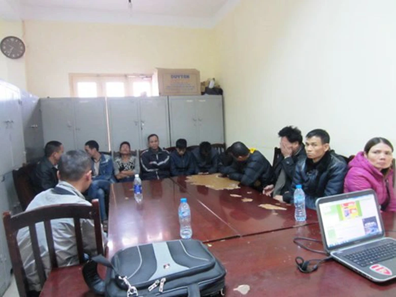 C&aacute;c đối tượng trong ổ nh&oacute;m đ&aacute;nh bạc online tại cơ quan c&ocirc;ng an