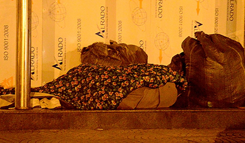 Chỉ cần một g&oacute;c khuất nhỏ v&agrave; một chiếc chăn mỏng, họ đ&atilde; c&oacute; thể tạm y&ecirc;n l&ograve;ng để ngủ qua đ&ecirc;m