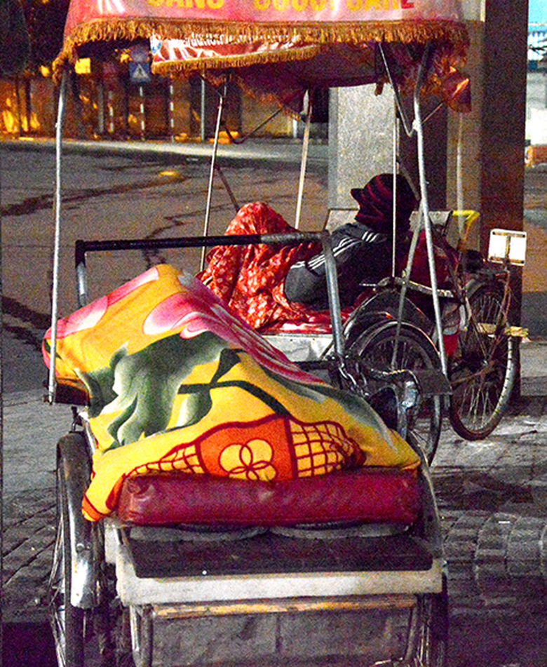 C&aacute;c b&aacute;c đạp x&iacute;ch l&ocirc; tr&ecirc;n hồ Ho&agrave;n Kiếm cũng tranh thủ ngủ ngay tr&ecirc;n xe.