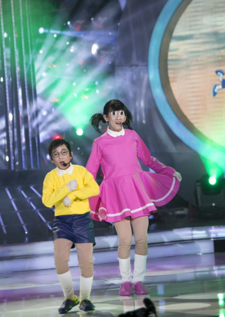 Minh Thuận diện v&aacute;y hồng, d&aacute;n mắt giả để h&oacute;a th&acirc;n th&agrave;nh nh&acirc;n vật Xuka trong Doremon