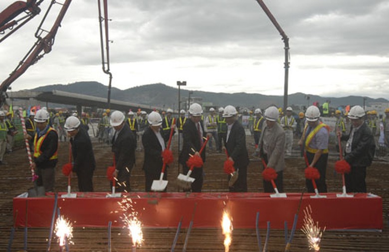 Đại diện l&atilde;nh đạo th&agrave;nh phố Đ&agrave; Nẵng v&agrave; c&aacute;c đơn vị c&oacute; li&ecirc;n quan tiến h&agrave;nh lễ hợp long.