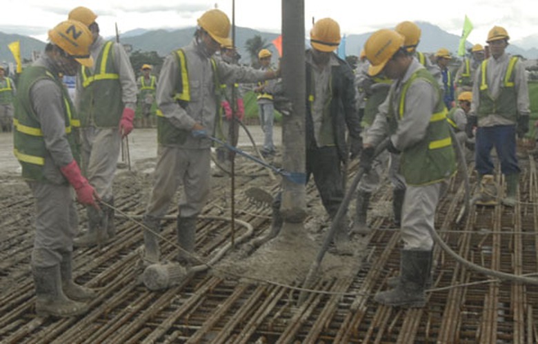 Đổ b&ecirc; t&ocirc;ng hợp long v&ograve;ng xuyến tầng 1.