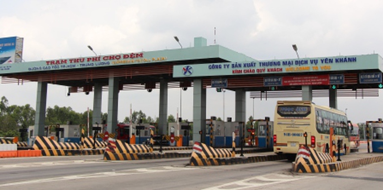 Khi ph&aacute;p luật đầy đủ m&agrave; vẫn c&ograve;n xảy ra nhiều TNGT, th&igrave; vấn đề văn h&oacute;a ATGT cần tuy&ecirc;n truyền tốt hơn, đơn giản th&ocirc;i, một nụ cười của nh&acirc;n vi&ecirc;n thu ph&iacute; k&egrave;m một tờ rơi ngắn gọn đ&atilde; l&agrave; một c&aacute;ch tuy&ecirc;n truyền hiệu quả