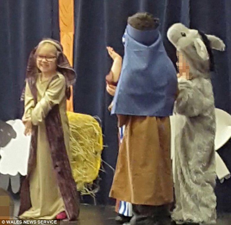 C&ocirc; b&eacute; Emmi-Rai đang biểu diễn trong vở kịch ch&agrave;o Gi&aacute;ng sinh tại trường