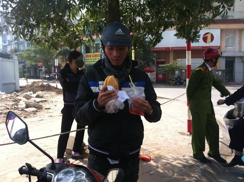 Bữa trưa vội của ch&agrave;ng trai mang c