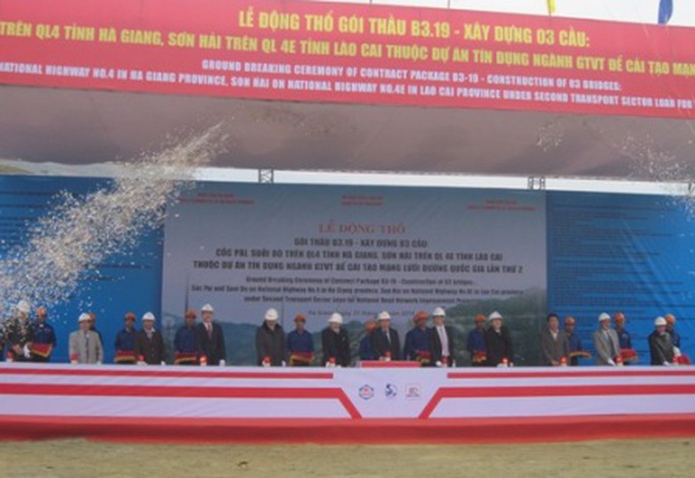 Thứ trưởng Nguyễn Hồng Trường v&agrave; c&aacute;c đại biểu động thổ x&acirc;y dựng cầu Cốc P&agrave;i