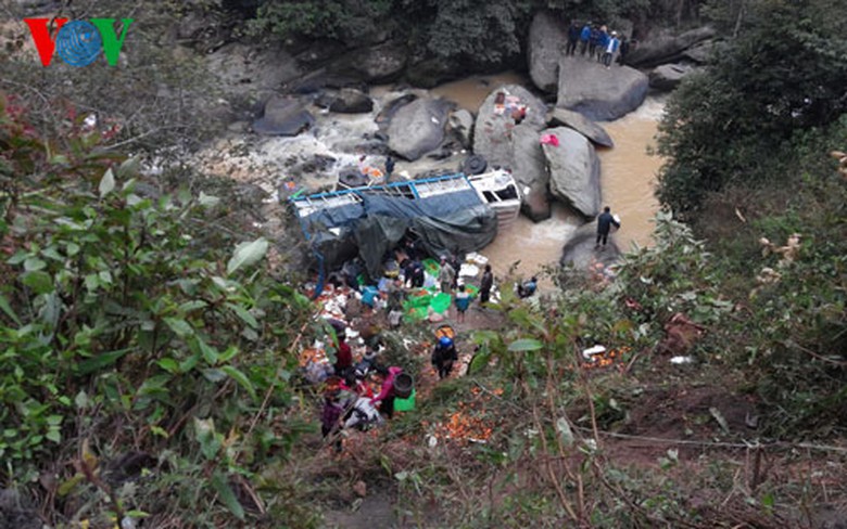 Hiện trường xe tải lao xuống vưc. Ảnh: VOV