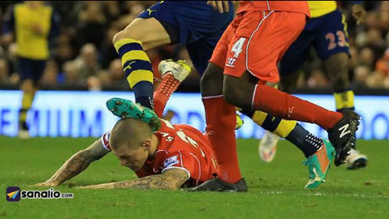 Pha b&oacute;ng khiến Skrtel r&aacute;ch da đầu