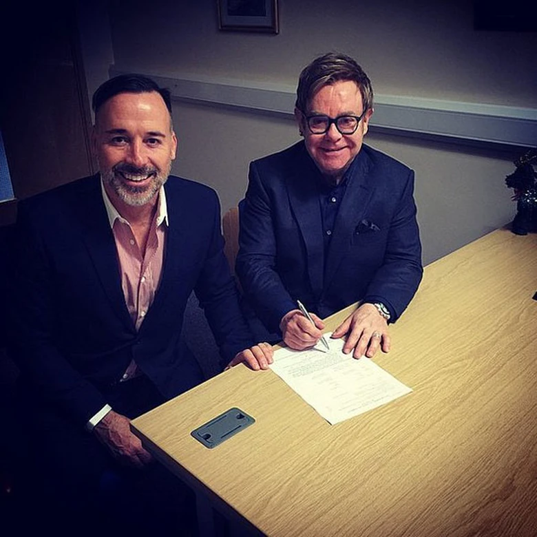 Nam ca sĩ người Anh v&agrave; David kết h&ocirc;n sau hơn 21 năm b&ecirc;n nhau. Họ quyết định l&agrave;m đ&aacute;m cưới khi nước Anh đ&atilde; ho&agrave;n to&agrave;n c&ocirc;ng nhận h&ocirc;n nh&acirc;n đồng giới. V&agrave;o năm 2005, hai người đ&atilde; đi đăng k&yacute; kết h&ocirc;n nhưng họ chưa được ph&eacute;p tổ chức h&ocirc;n lễ dưới sự chứng gi&aacute;m của Ch&uacute;a.