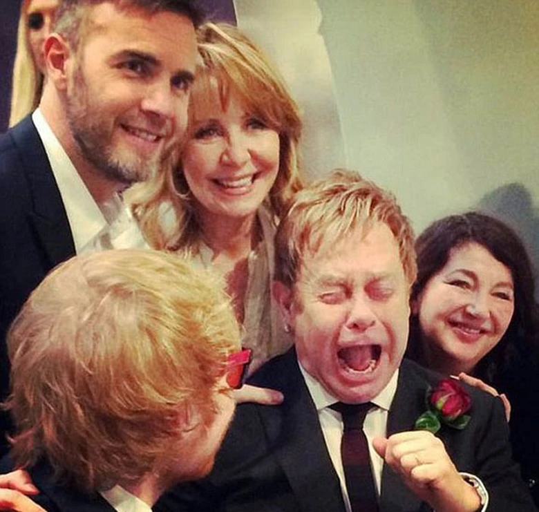 Nam ca sĩ tr&ocirc;ng đầy phấn kh&iacute;ch khi vui đ&ugrave;a với bạn b&egrave; kh&aacute;ch khứa. Đ&acirc;y l&agrave; cuộc h&ocirc;n nh&acirc;n thứ hai của danh ca nổi tiếng với những ca kh&uacute;c bất hủ như: &ldquo;Can you feel the love tonight?&rdquo; hay &ldquo;Sacrifice&rdquo; n&agrave;y.