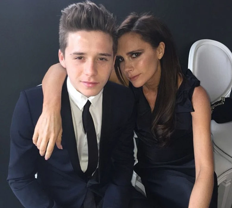 Brooklyn Beckham chia sẻ h&igrave;nh ảnh cậu c&ugrave;ng mẹ Victoria ở đ&aacute;m cưới.